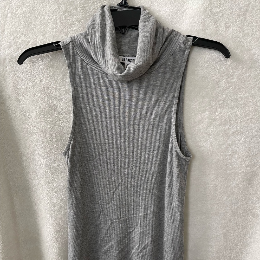 BB Dakota Gray Sleevless Turtleneck with Cowl Neck. XS.
